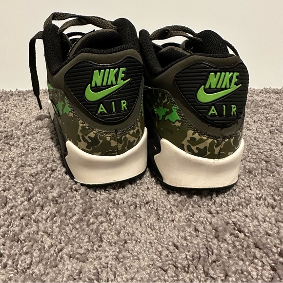 Nike Air Max 90s - Picture 4 of 11